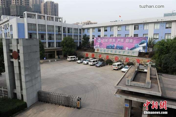 長(zhǎng)沙市坪塘勞動(dòng)教養(yǎng)管理所采購(gòu)我公司定制生產(chǎn)的11KW二用一備自來(lái)水加壓泵站一套，本設(shè)備供水范圍為5公里，供水人數(shù)為3600人，目前本自來(lái)水加壓泵站運(yùn)行平穩(wěn)，高效節(jié)能，受到了管理所的一致好評(píng)！